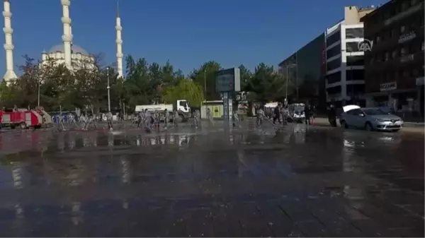 Meydan, cadde ve sokaklar sabunlu suyla yıkandı