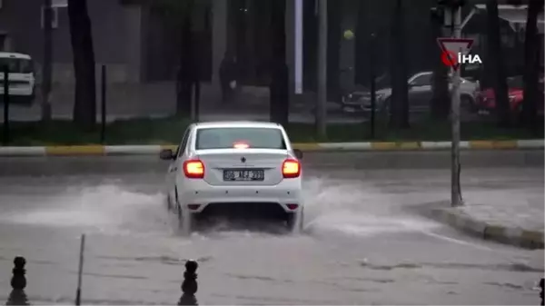 Adıyaman'da yollar göle döndü...Araçlar, vatandaşlar mahsur kaldı