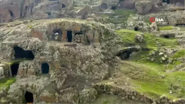 Bininler Kaya Evleri fotoğraf ve tarih tutkunlarının dikkatini çekiyor