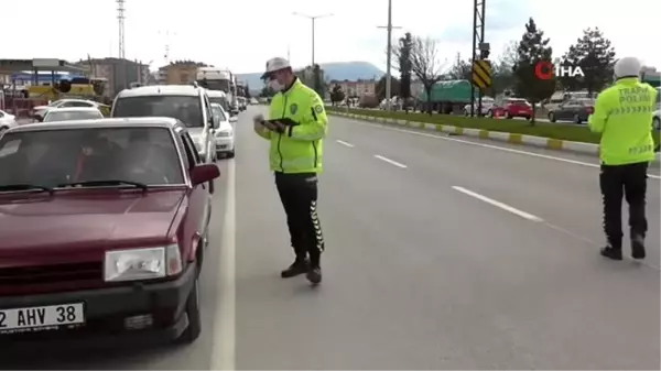 Polisin korona virüs denetimleri sırasında uzun araç kuyrukları oluştu