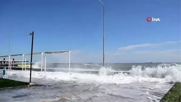 Marmara'da dev dalgalar...Dalgaların boyu 30 metreye ulaştı