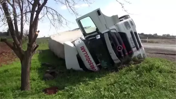 Şanlıurfa'da devrilen tırın sürücüsü yaralandı