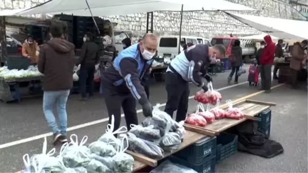 Pazarda ücretsiz meyve ve sebzeyle ihtiyaç sahiplerine belediyeden destek