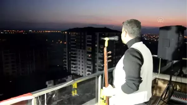 Karamanlı ses sanatçısından evlerinde kalanlara 'balkon konseri'