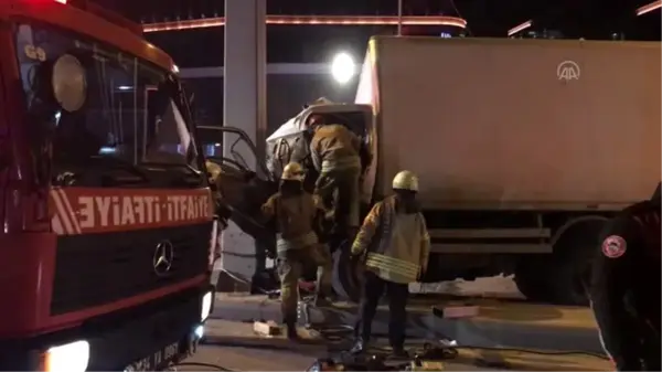 Sarıyer'de direğe çarpan kamyonetin sürücüsü hayatını kaybetti