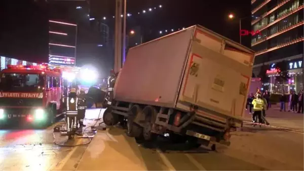 SARIYER'DE KAMYONUYLA ÇELİK DİREĞE ÇARPAN SÜRÜCÜ KURTARILAMADI