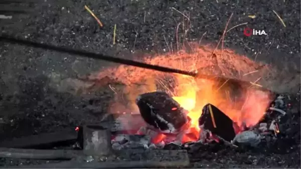 Baba ve oğlu unutulmaya yüz tutan 'demircilik' mesleğini devam ettirmeye çalışıyor