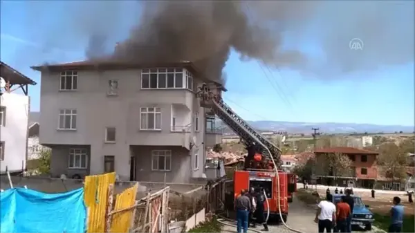 Vezirköprü'de çatı yangını hasara neden oldu