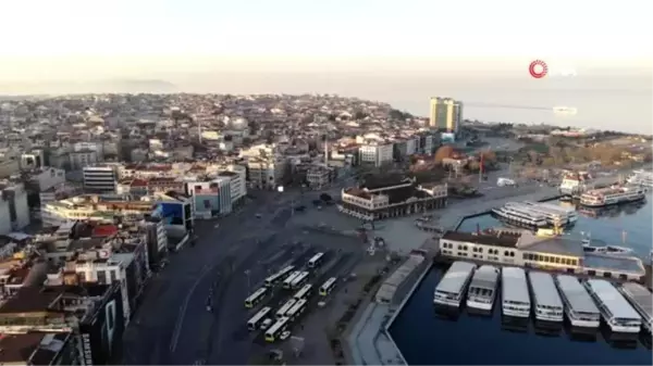 Sokağa çıkma kısıtlaması sonucu Kadıköy Meydanı boş kaldı