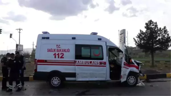 Ambulans ile otomobil çarpıştı: 2 yaralı