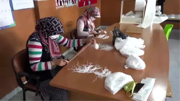 Çukurca'da kadınlar maske üretiyor