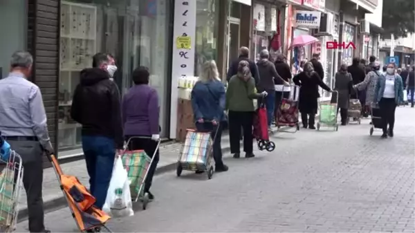 İzmir'deki pazaryerinde metrelerce kuyruk oluştu