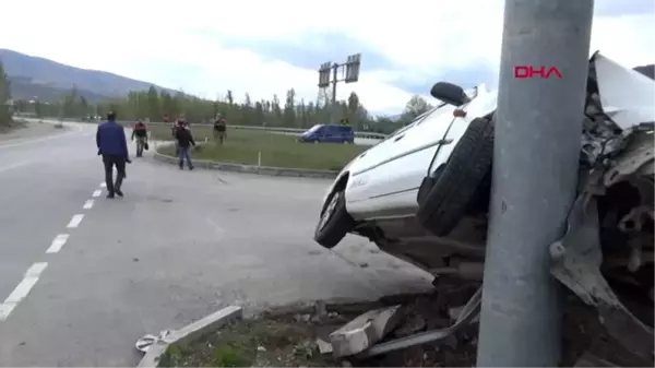 TOKAT Kontrolden çıkan otomobil, trafik levhasında asılı kaldı