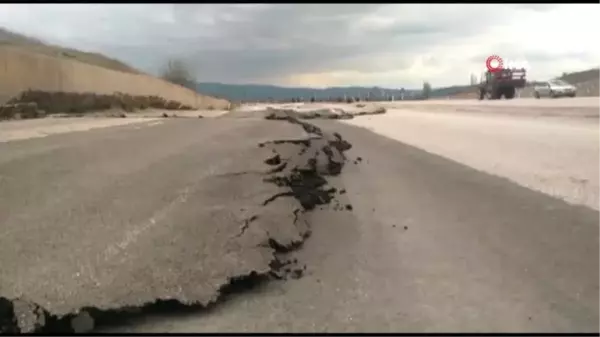 Toprak kayması sonucu yol kısmen çöktü