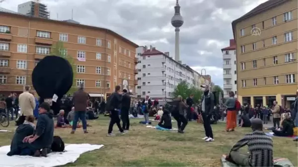 Almanya'da Kovid-19 kısıtlamaları protesto edildi