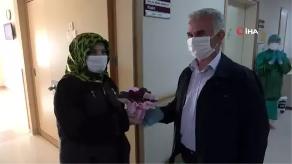 Korona virüsü yenen 58 yaşındaki karı-koca alkışlarla taburcu oldu