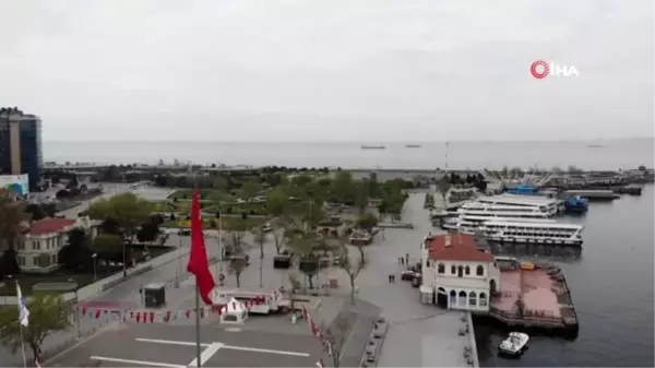 3 günlük sokağa çıkma kısıtlaması nedeniyle Kadıköy Meydanı boş kaldı