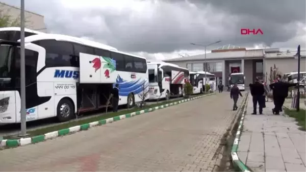 MUŞ Karantina süreleri sona erdi, kurban kesip, 100 aileye yardım kolisi dağıttılar