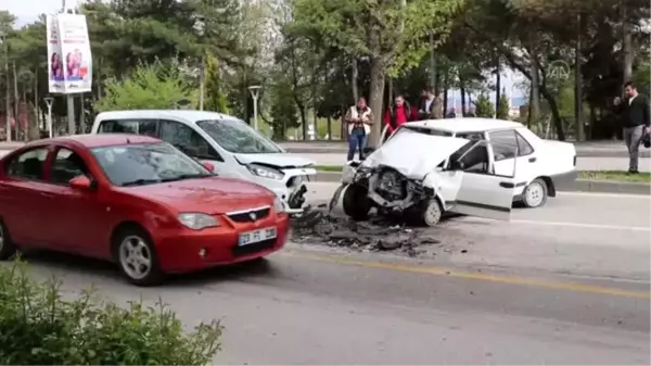 Otomobil ile hafif ticari araç çarpıştı: 3 yaralı