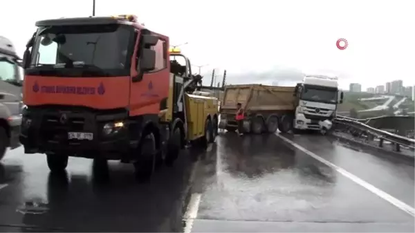 TEM Otoyolu Eyüpsultan Akşemsettin Viyadüğü üzerinde bir hafriyat kamyonu kontrolden çıkarak...