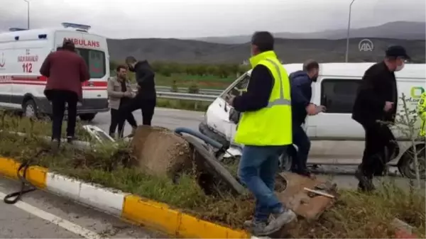 Kaza yapan araçta sıkışan sürücüyü ekipler kurtardı