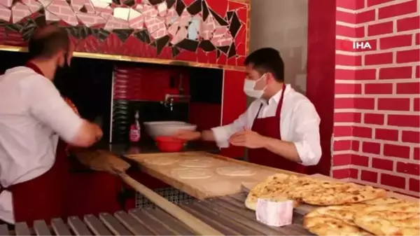 Başkan Çelik'in ellerinden Ramazan pidesi