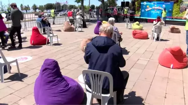 İSTANBUL-50 gün sonra ilk kez dışarı çıktılar 65 yaş üstüne sosyal mesafeli 'Vefa Festivali'