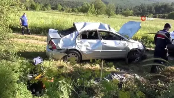 Kontrolden çıkan araç refüje çarpıp taklalar atarak tarlaya uçtu: 3 yaralı