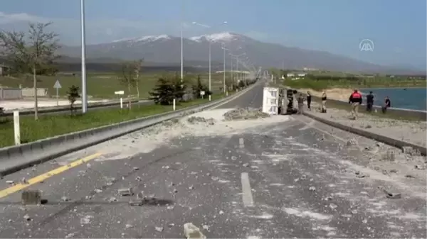 Briket yüklü kamyonet yan yattı, sürücüsü yaralandı