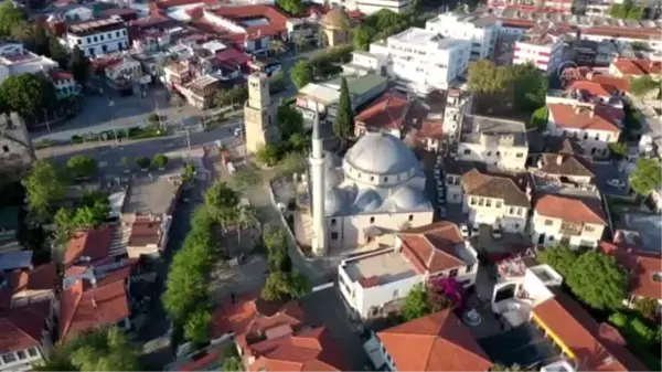 Cami restorasyonunda sıvaların altından 400 yıllık altın işlemeler çıktı