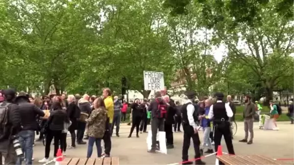 Koronavirüs önlemleri Hyde Park'ta protesto edildi