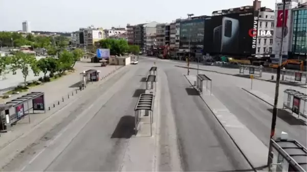 Sokağa çıkma kısıtlaması nedeniyle Kadıköy Meydanı boş kaldı