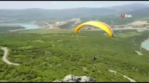 Tunceli'de Yamaç Paraşütlü bayram kutlaması