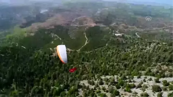 Yamaç paraşütü pilotlarından gökyüzünde Türk bayrağıyla 19 Mayıs kutlaması - KONYA