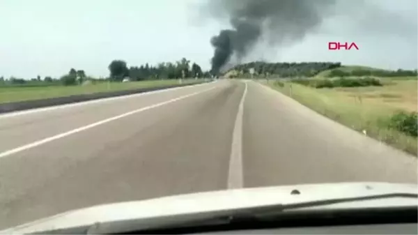 Adana'da saman balyası yüklü kamyonet yandı