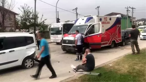 Ambulansın karıştığı zincirleme kazada 2 kişi yaralandı