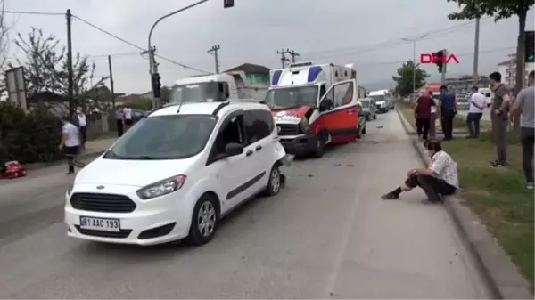 Düzce'de kavşakta ambulans ve 2 otomobil çarpıştı: 1 yaralı