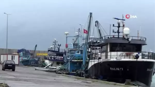 Amasra'da şiddetli fırtına... Dalgalar mendireği böyle dövdü