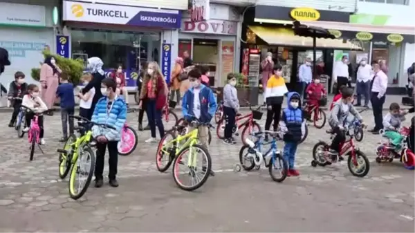 Artvin Hopaspor Kulübü, çocuklara bayram hediyesi bisiklet dağıttı