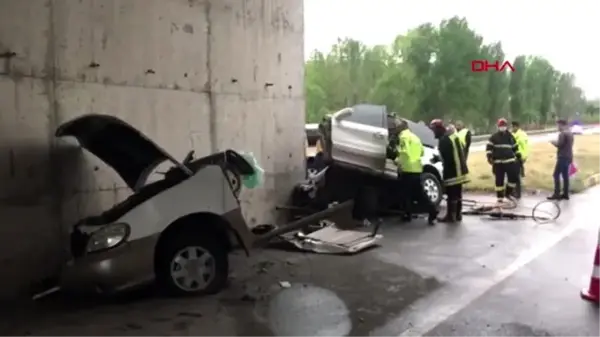 Kastamonu'da otomobil üst geçit ayağına çarptı: 2 ölü, 1 yaralı