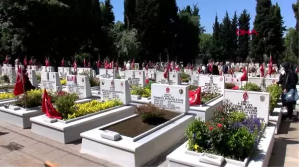 İSTANBUL Şehit ailelerini bayramda belediyeler şehitliğe götürdü