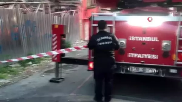 Şişli'de binadan kopan beton parçaları aracı kullanılmaz hale getirdi