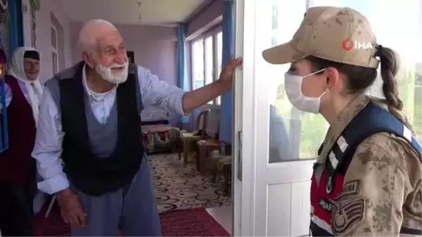 65 yıllık evli çiftin kadın astsubaylarla 'Bayram Harçlığı' diyaloğu gülümsetti