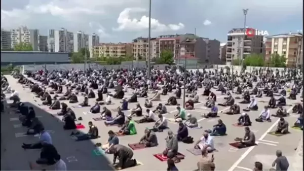 Bursa'da Emek pazar alanı cuma namazında insan seline döndü