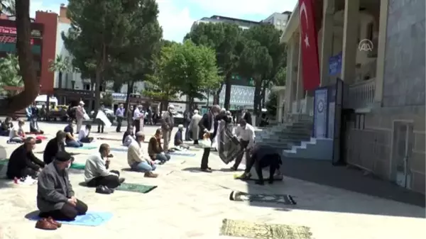 Saraçoğlu Stadı'nda cuma namazı kılındı