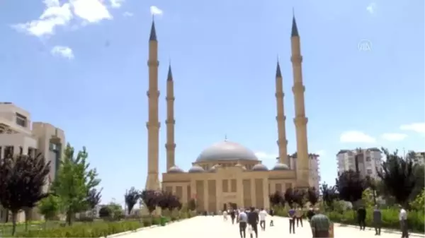 Vatandaşlar cami avluları, pazaryerleri ve statta cuma namazı kıldı