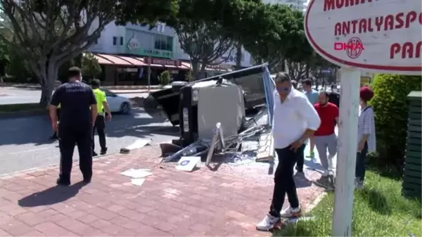 ANTALYA Otomobilin daldığı durak yıkıldı; sürücü ağır yaralı