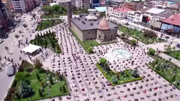 Erzurum'da yüzlerce vatandaş Cuma namazı kılmak için kent meydanlarına akın etti