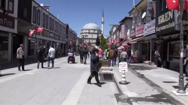 Kovid-19'a karşı vatandaşı bilgilendiren gönüllüler maske dağıtıyor