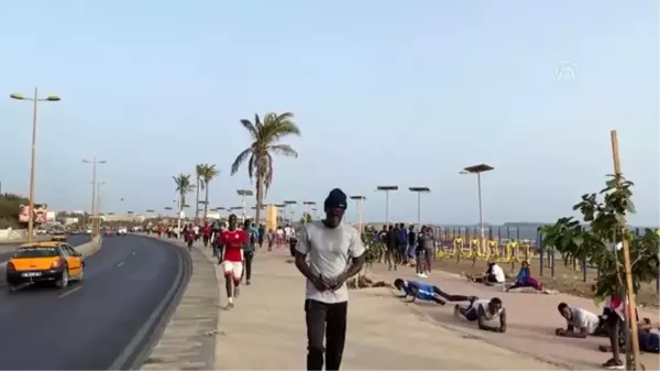 Senegal'de Kovid-19 önlemlerinin hafifletilmesiyle sahiller spor yapanlarla doldu